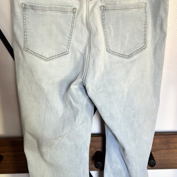 Torrid Super Soft Crop Jegging Capris Light Wash Distressed Denim sz(18) - Picture 5 of 8